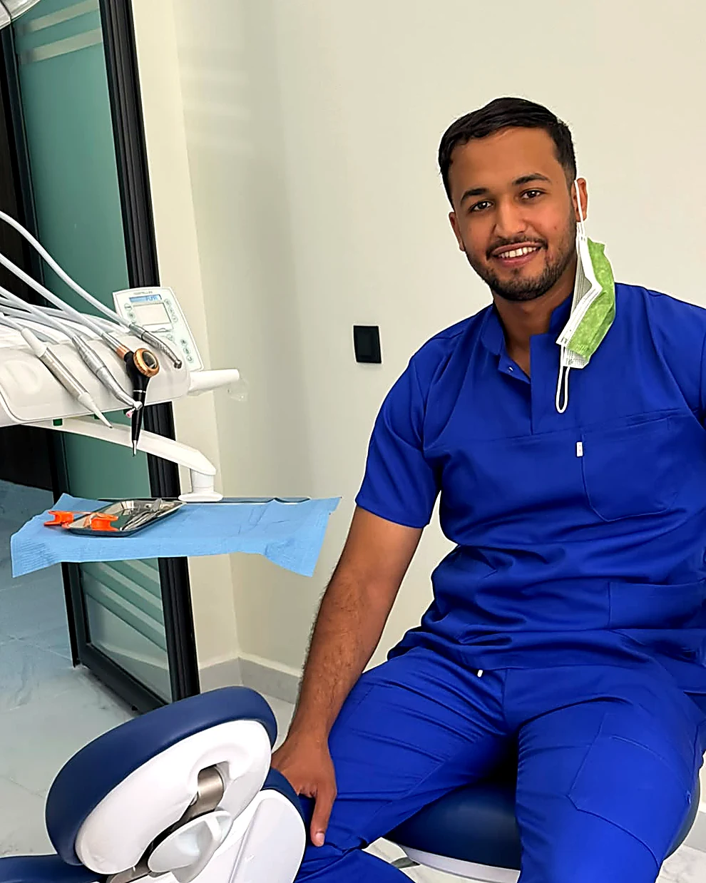 Le Dr Taoufiq Bouyrrour, chirurgien-dentiste, dans la salle de soins du cabinet Bravo Smile à Hay Riad.