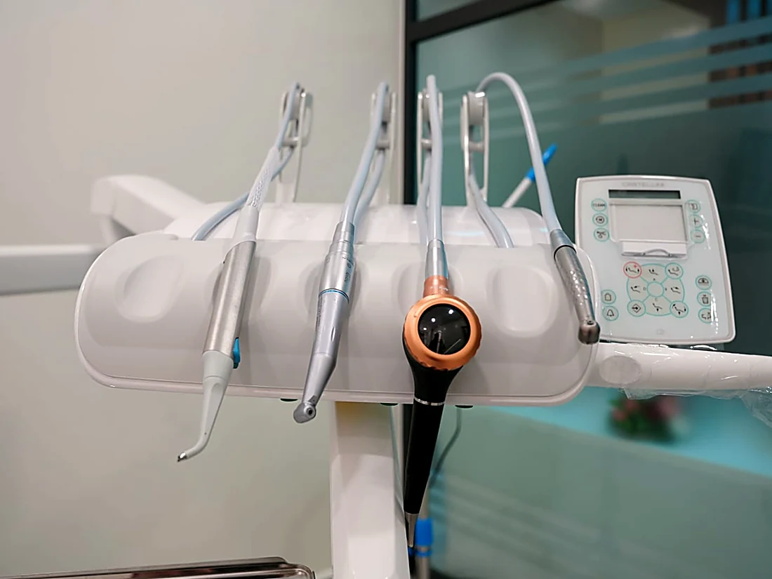 Les instruments rotatifs et la caméra du fauteuil dentaire, en place sur leur support.