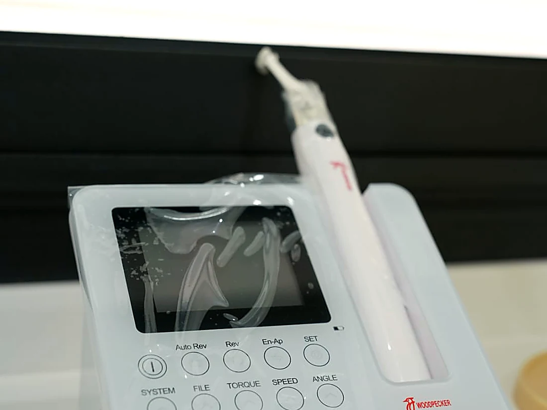 Le moteur d'endodontie à localisateur d'apex intégré utilisé au cabinet.