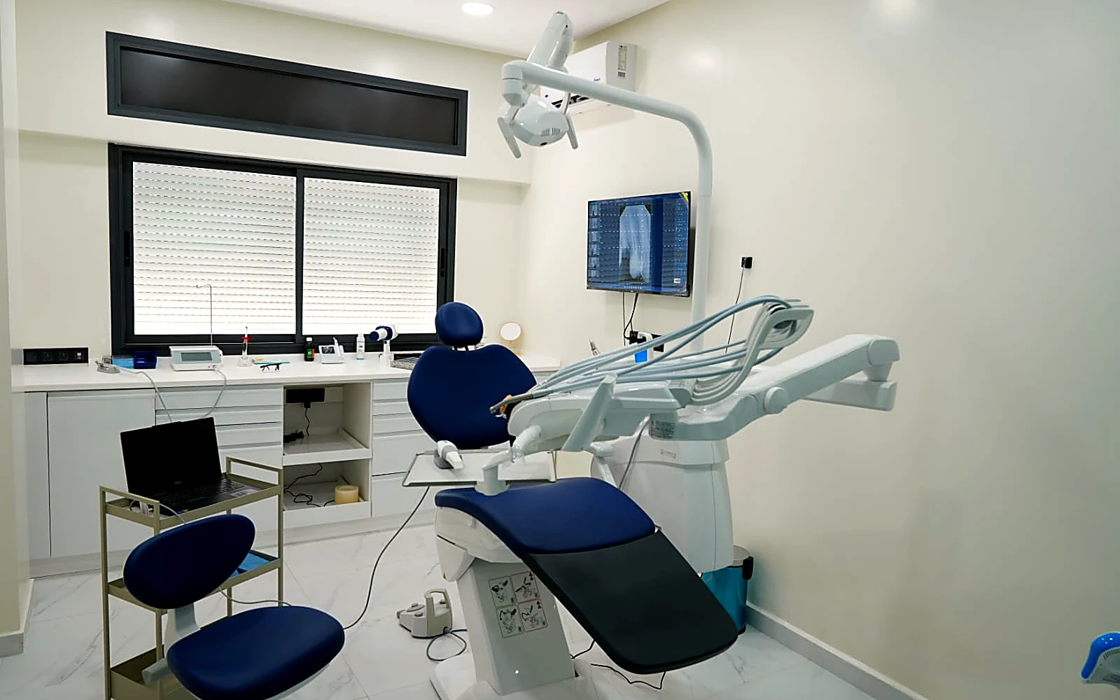 La salle de soins du cabinet Bravo Smile : fauteuil dentaire, scialytique et écran de radiologie numérique.