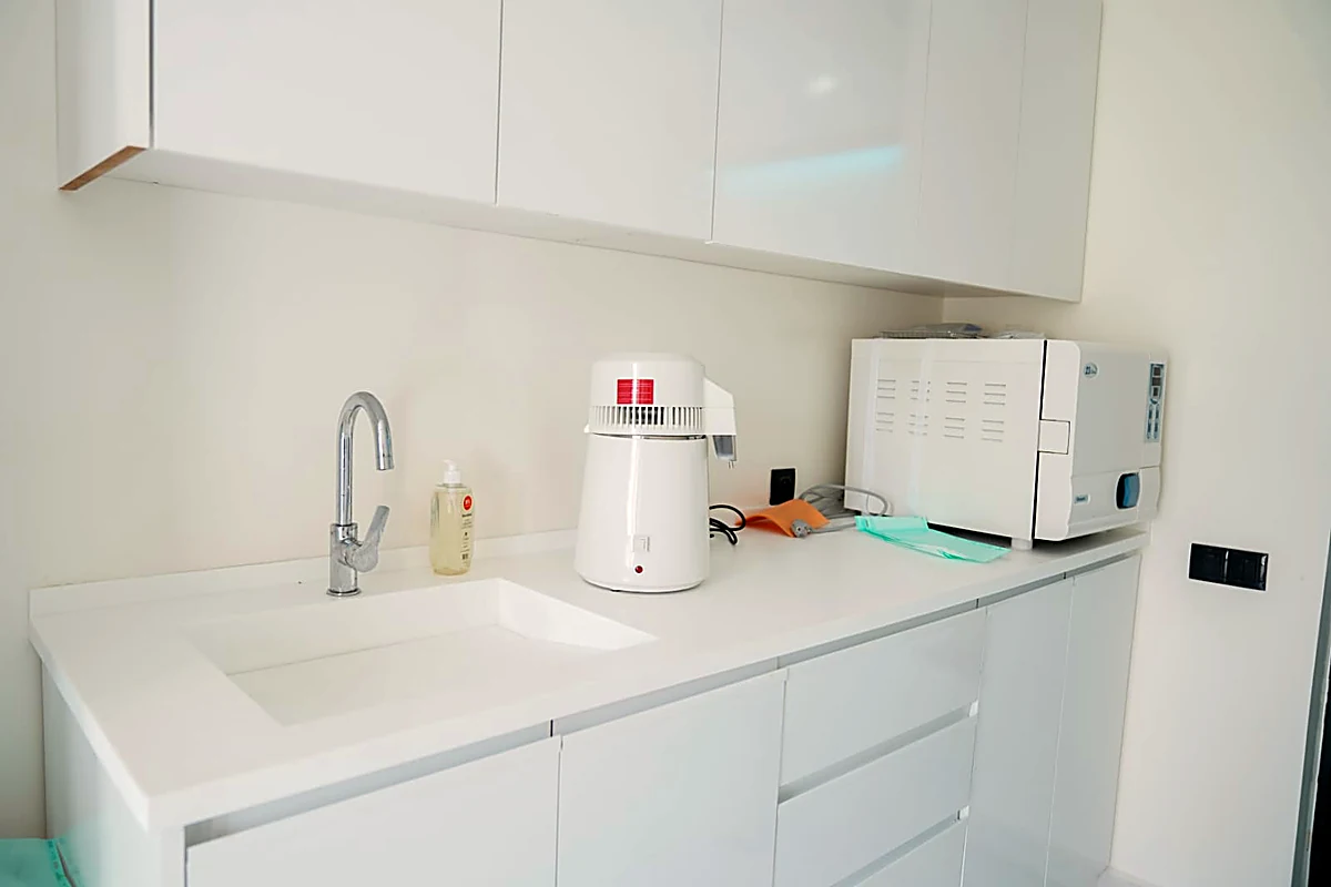 Le plan de stérilisation : évier, distillateur d'eau et autoclave.